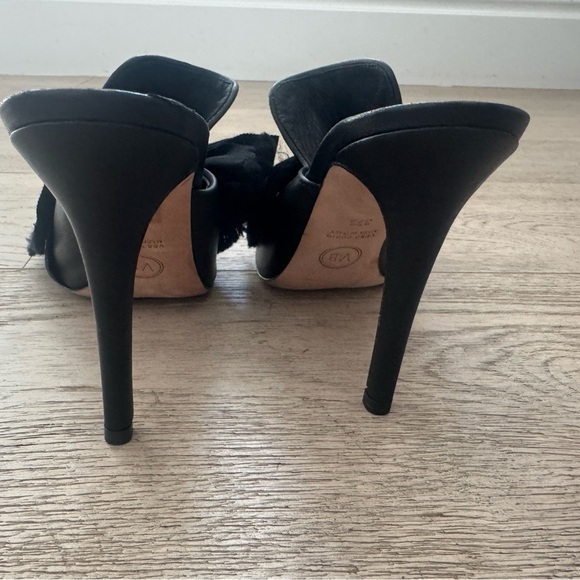 Veronica Beard
Leather Bow Accents Mules black 
Women's Size 37.5 - Picture 15 of 15